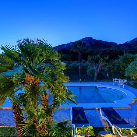 Sleeps 2 Pool Air Con Wifi